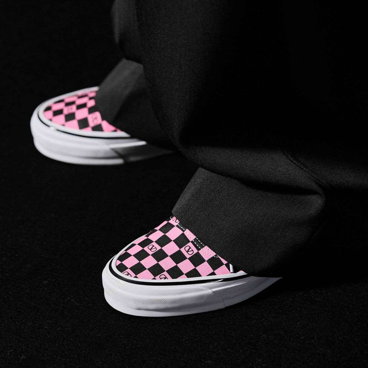 Prečo budú všetci na tomto fashion weeku posadnutí teniskami Vans x Valentino!
