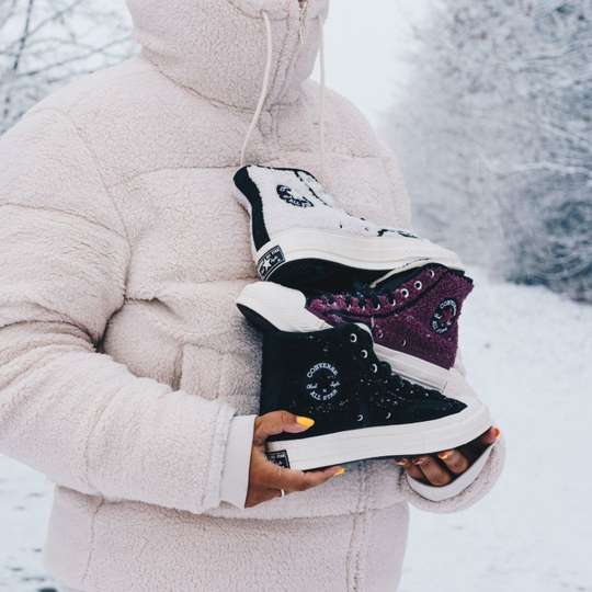 Zabudni na boots - tieto zimné tenisky 2025 prežijú sneh, kašovité chodníky aj street style
