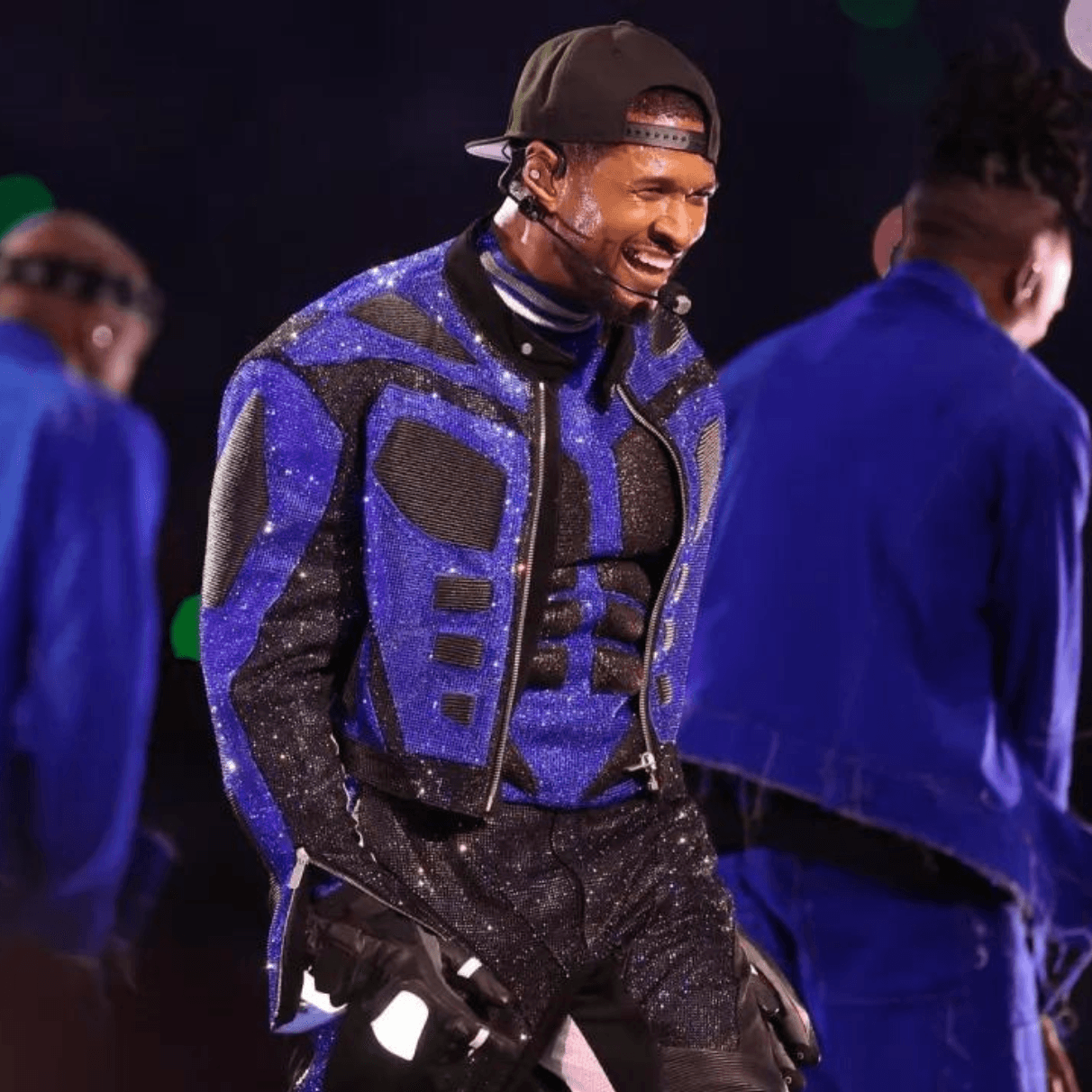Usher a jeho custom outfity od Off-White a Dolce & Gabbana ukradli polčasovú šou