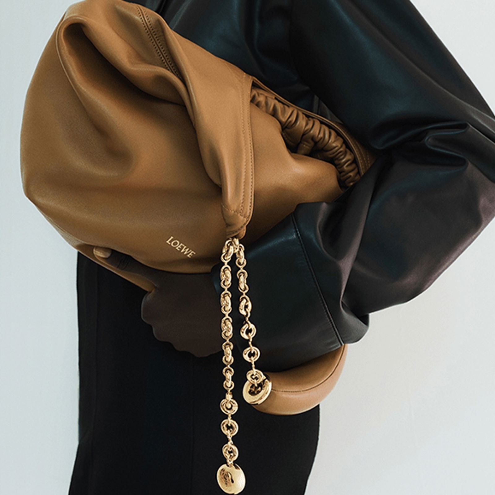 V ústrety modernému luxusu: Preskúmanie elegantnosti značky Loewe