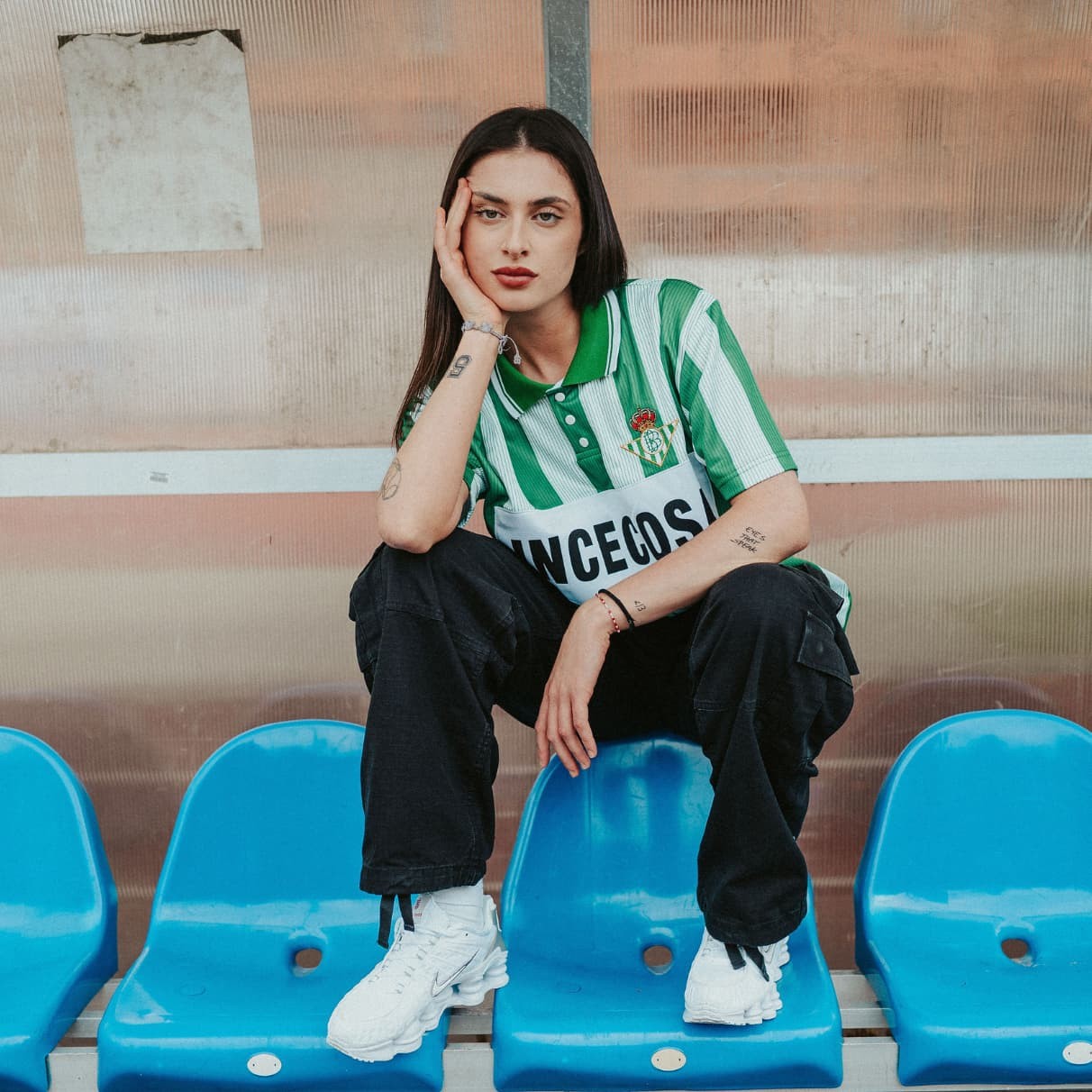 Fashion Goals: Ako futbalové dresy a blokecore ovládli streetwear