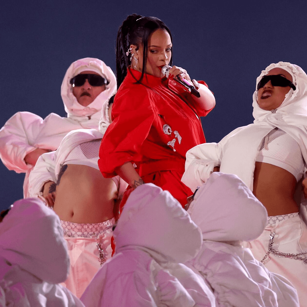 Najikonickejšie Sneakers v Histórii Super Bowl Halftime Show